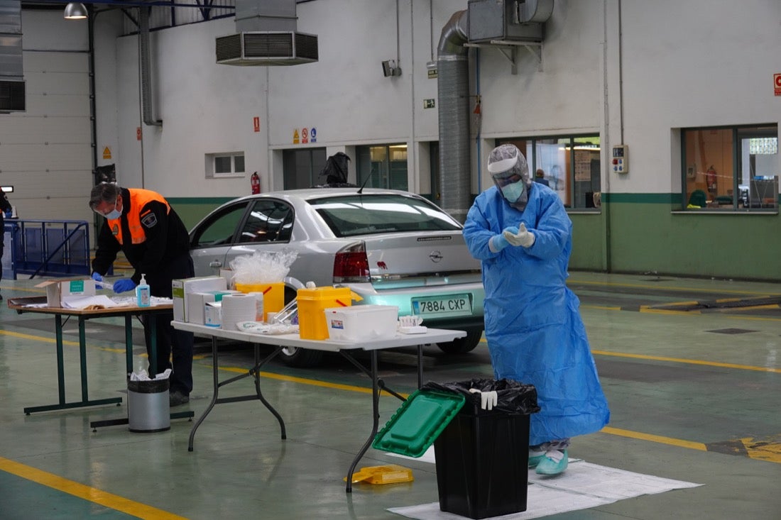 Continúa el estado de alarma en la ciudad y las calles desérticas se mezclan con sanitarios y Cuerpos y Ferzas de Seguridad del Estado