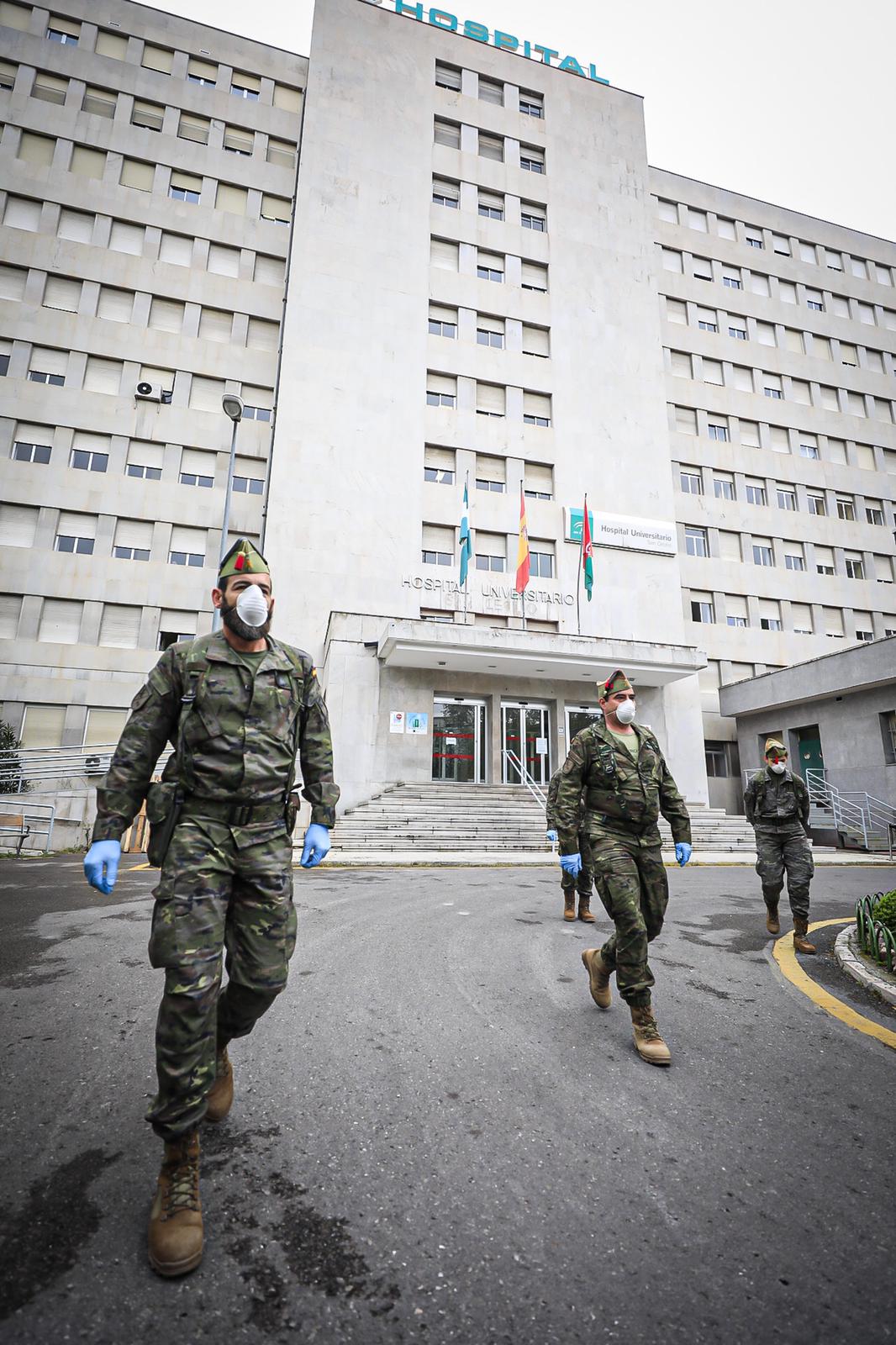 Continúa el estado de alarma en la ciudad y las calles desérticas se mezclan con sanitarios y Cuerpos y Ferzas de Seguridad del Estado