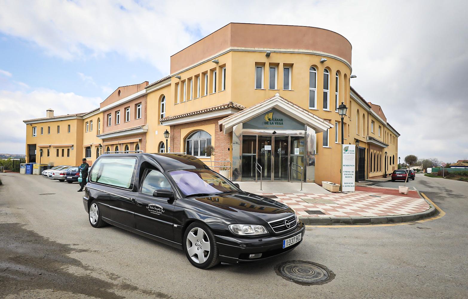 Continúa el estado de alarma en la ciudad y las calles desérticas se mezclan con sanitarios y Cuerpos y Ferzas de Seguridad del Estado