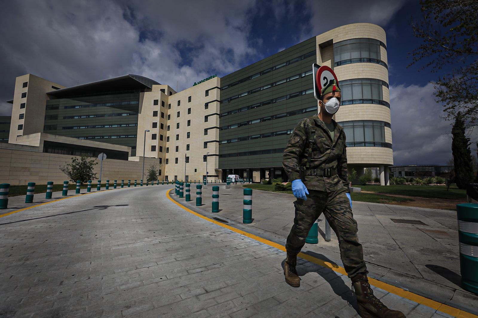 Continúa el estado de alarma en la ciudad y las calles desérticas se mezclan con sanitarios y Cuerpos y Ferzas de Seguridad del Estado