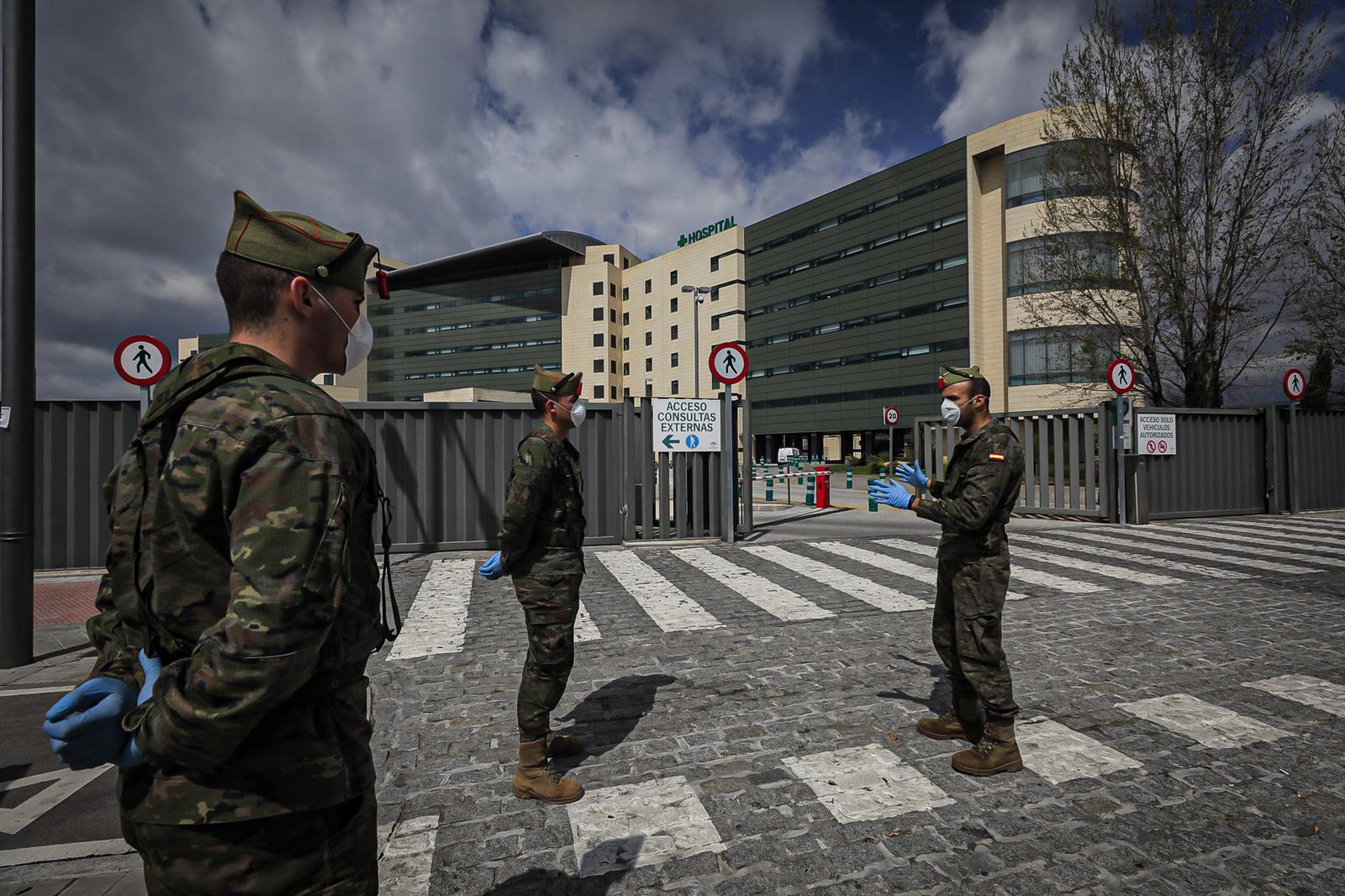 Continúa el estado de alarma en la ciudad y las calles desérticas se mezclan con sanitarios y Cuerpos y Ferzas de Seguridad del Estado