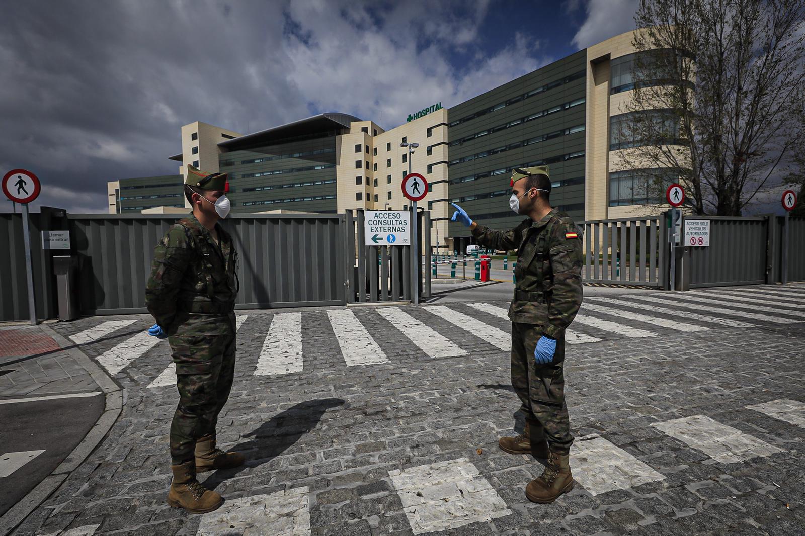 Continúa el estado de alarma en la ciudad y las calles desérticas se mezclan con sanitarios y Cuerpos y Ferzas de Seguridad del Estado