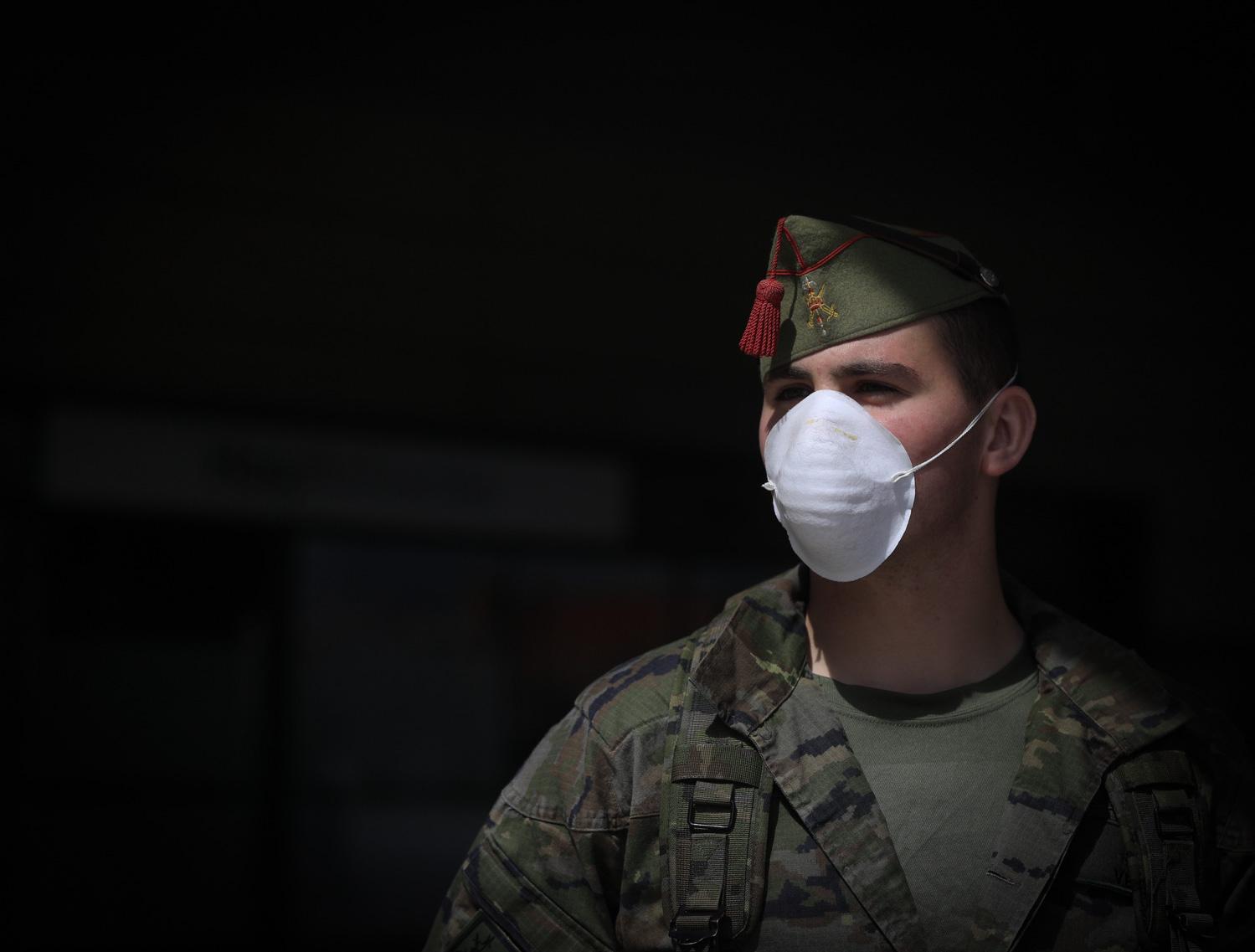 Continúa el estado de alarma en la ciudad y las calles desérticas se mezclan con sanitarios y Cuerpos y Ferzas de Seguridad del Estado