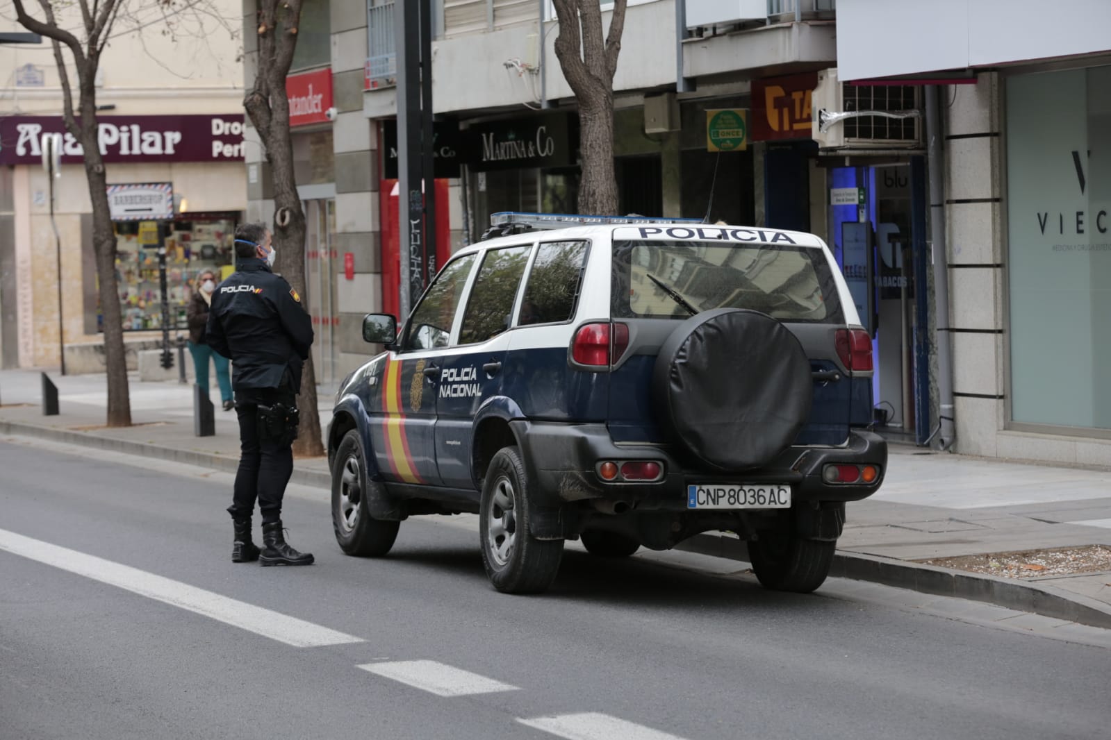 Continúa el estado de alarma en la ciudad y las calles desérticas se mezclan con sanitarios y Cuerpos y Ferzas de Seguridad del Estado