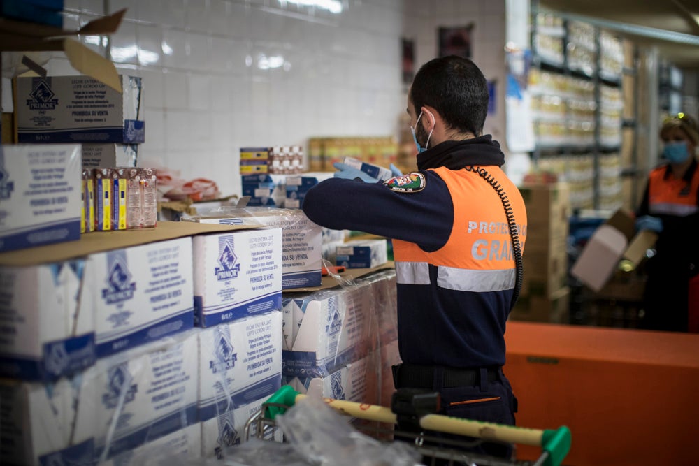 Voluntarios de Protección Civil llevan comida a vecinos del Zaidín