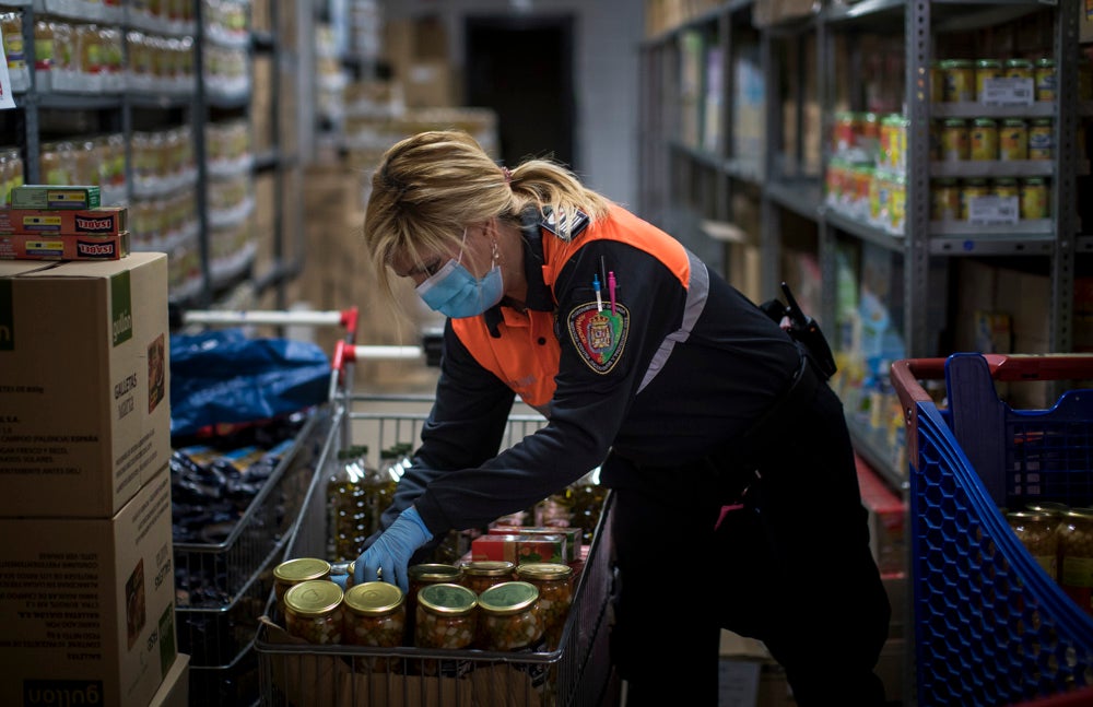 Voluntarios de Protección Civil llevan comida a vecinos del Zaidín