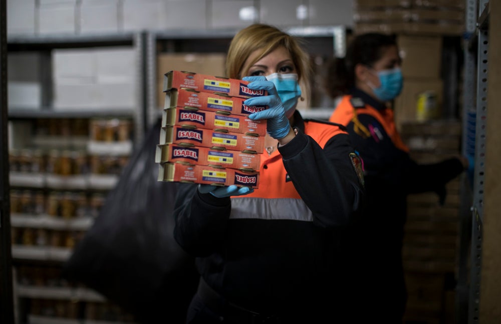 Voluntarios de Protección Civil llevan comida a vecinos del Zaidín