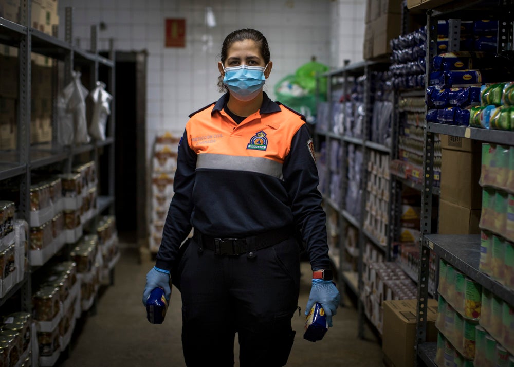 Voluntarios de Protección Civil llevan comida a vecinos del Zaidín