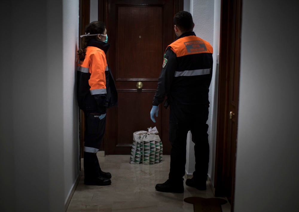 Voluntarios de Protección Civil llevan comida a vecinos del Zaidín