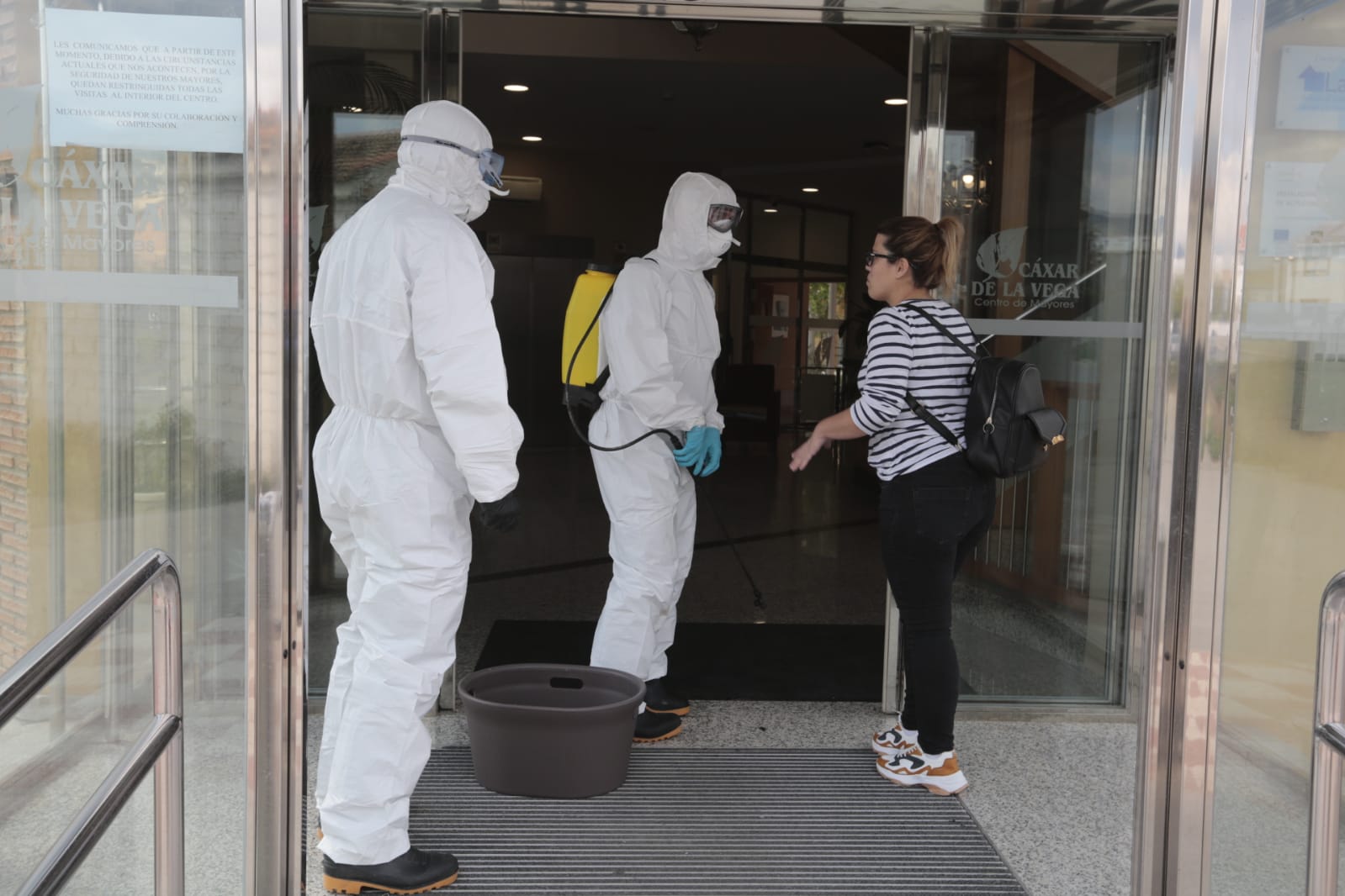 Continúa el estado de alarma en la ciudad y las calles desérticas se mezclan con sanitarios y Cuerpos y Ferzas de Seguridad del Estado