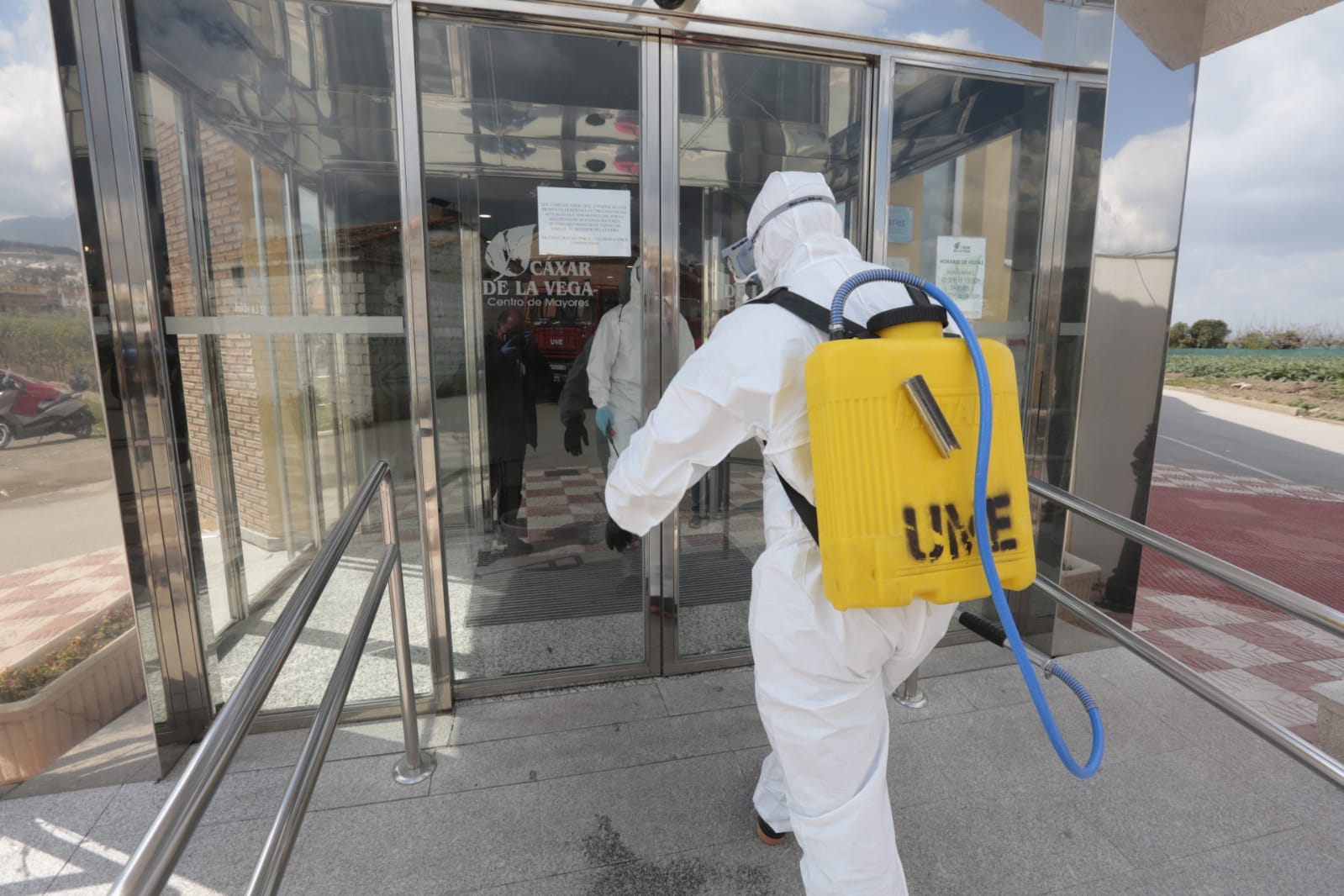 Continúa el estado de alarma en la ciudad y las calles desérticas se mezclan con sanitarios y Cuerpos y Ferzas de Seguridad del Estado