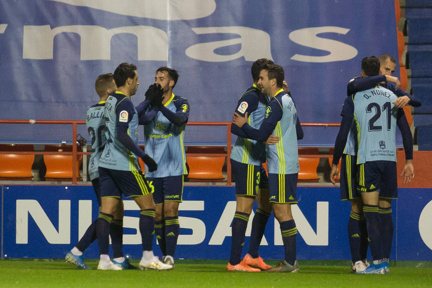 Los rojiblancos celebran un sólido triunfo en el Anxo Carro. 