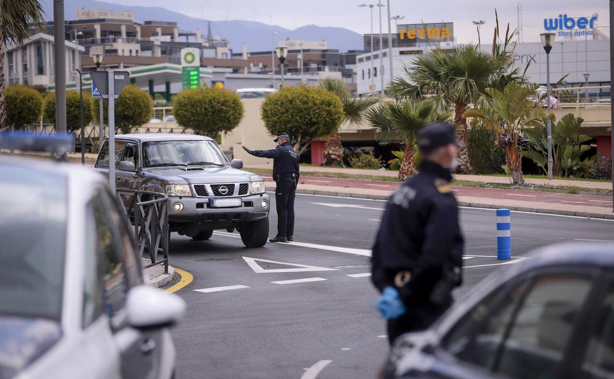 Un control de policía en Motril, esta misma mañana.