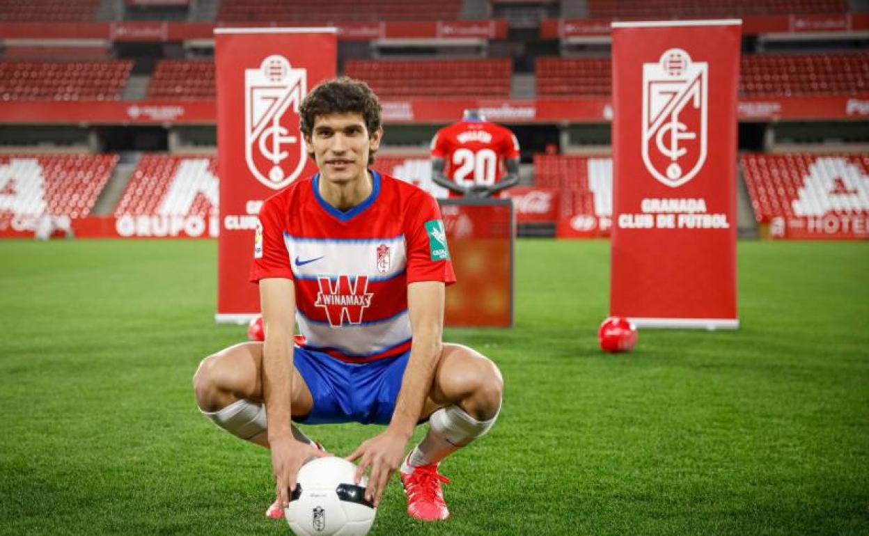 Jesús Vallejo durante su presentación con el Granada. 