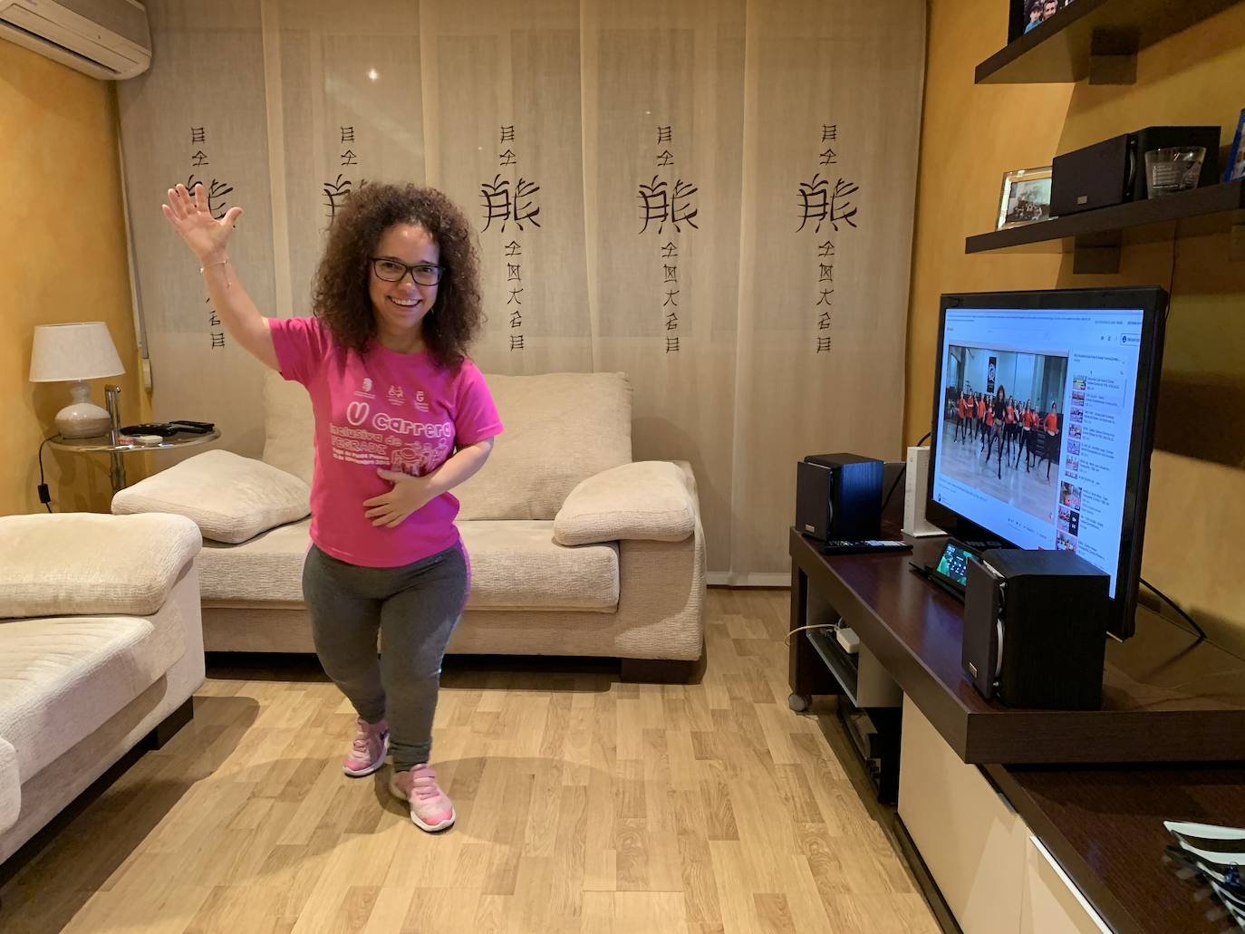 Marta Castillo baila zumba en el salón de su casa.