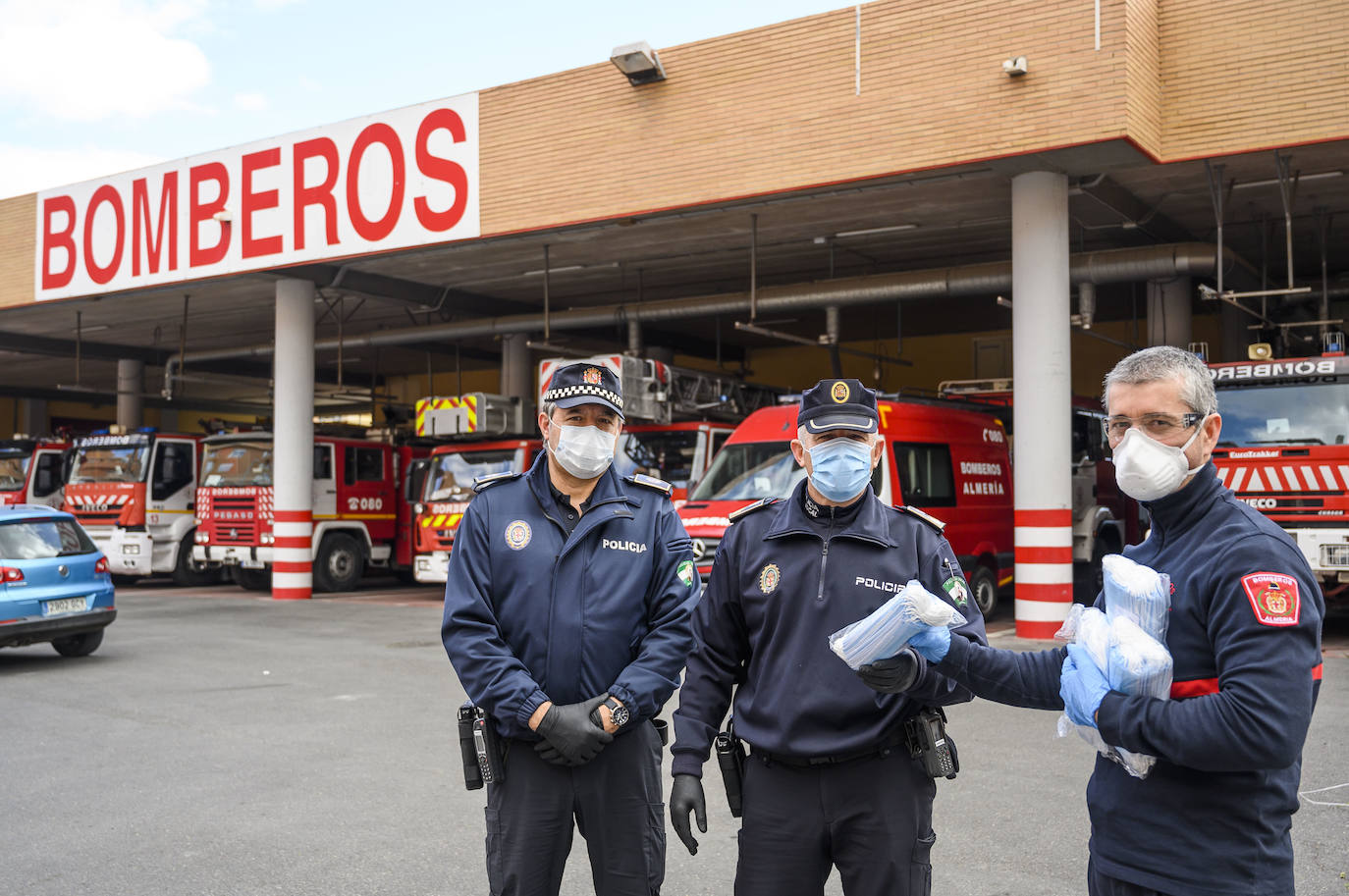 La Asociación de Personas con Autismo de Almería (Altea) ha donado 1.500 mascarillas que han sido repartidas a la Policía Local, Policía Nacional, Bomberos y Guardia Civil.