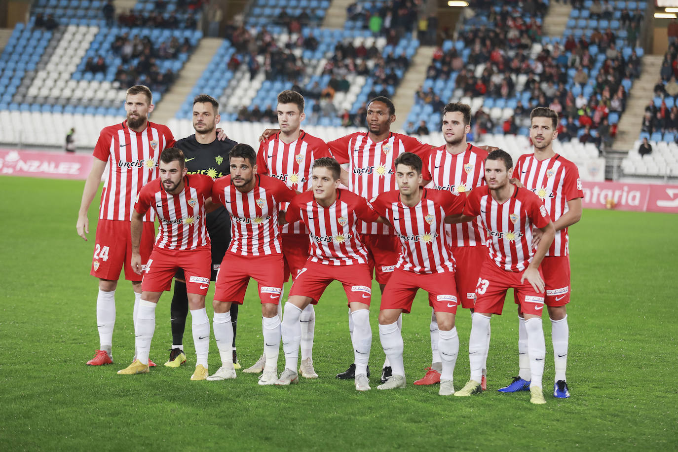 Imagen principal - Formación presentada por la UD Almería en la pasada temporada frente al Dépor. 