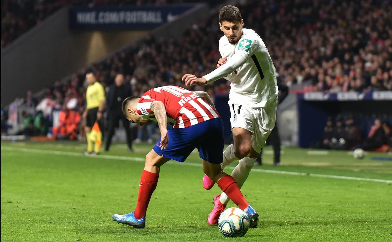 Gil Dias regatea a Correa en el Wanda Metropolitano.