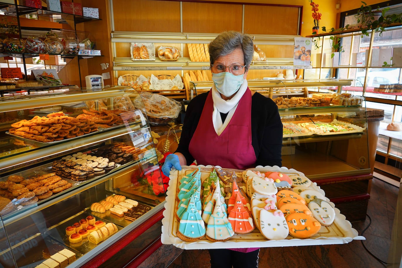 Sole sostiene una fuente de galletas con la efigie de unos nazarenos, guiño a la Semana Santa.