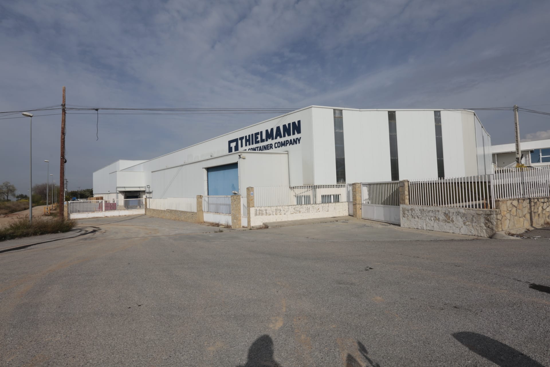 Tras las restricciones a profesionales no esenciales, la ciudad vive la primera jornada de un nuevo estado de alarma