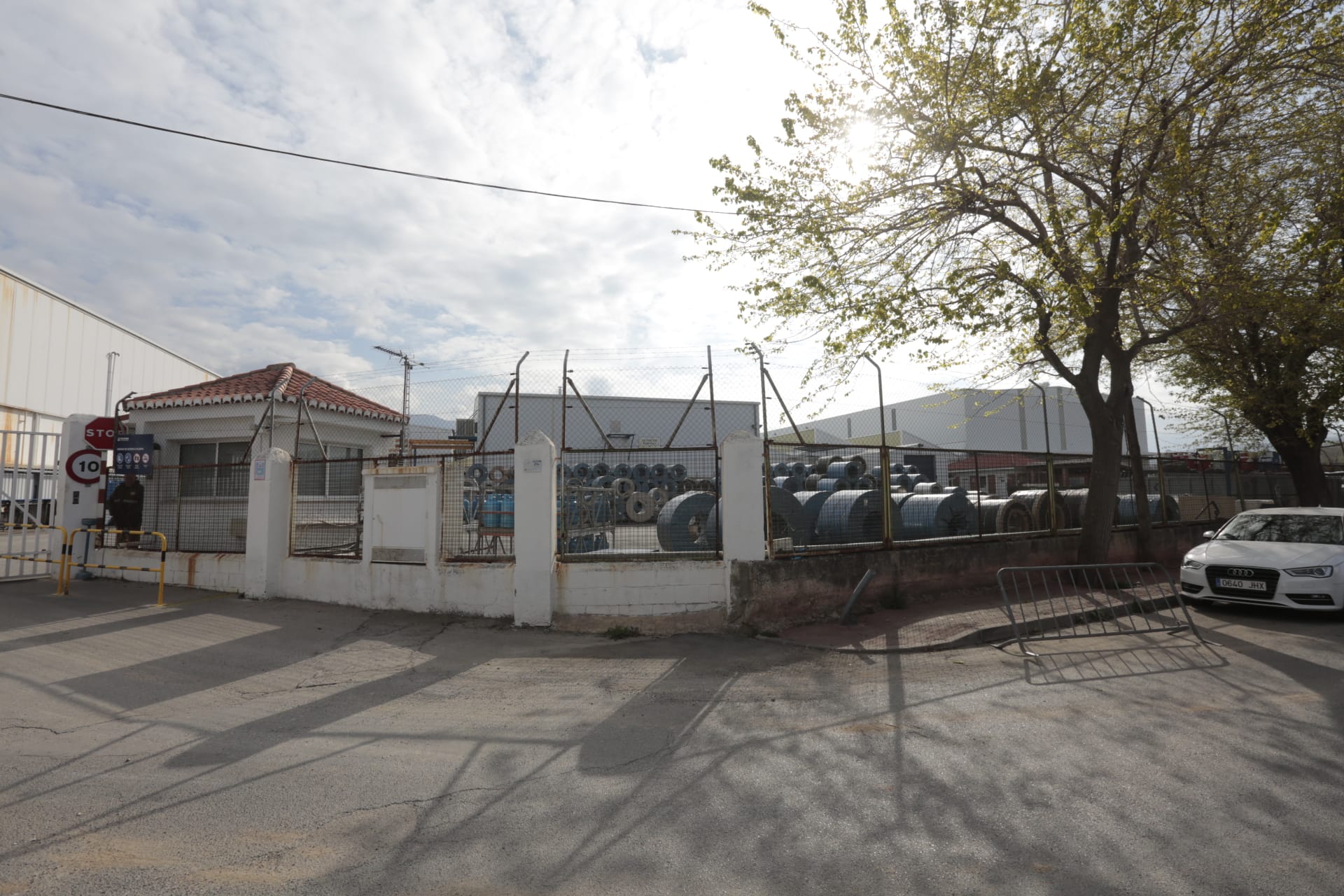 Tras las restricciones a profesionales no esenciales, la ciudad vive la primera jornada de un nuevo estado de alarma