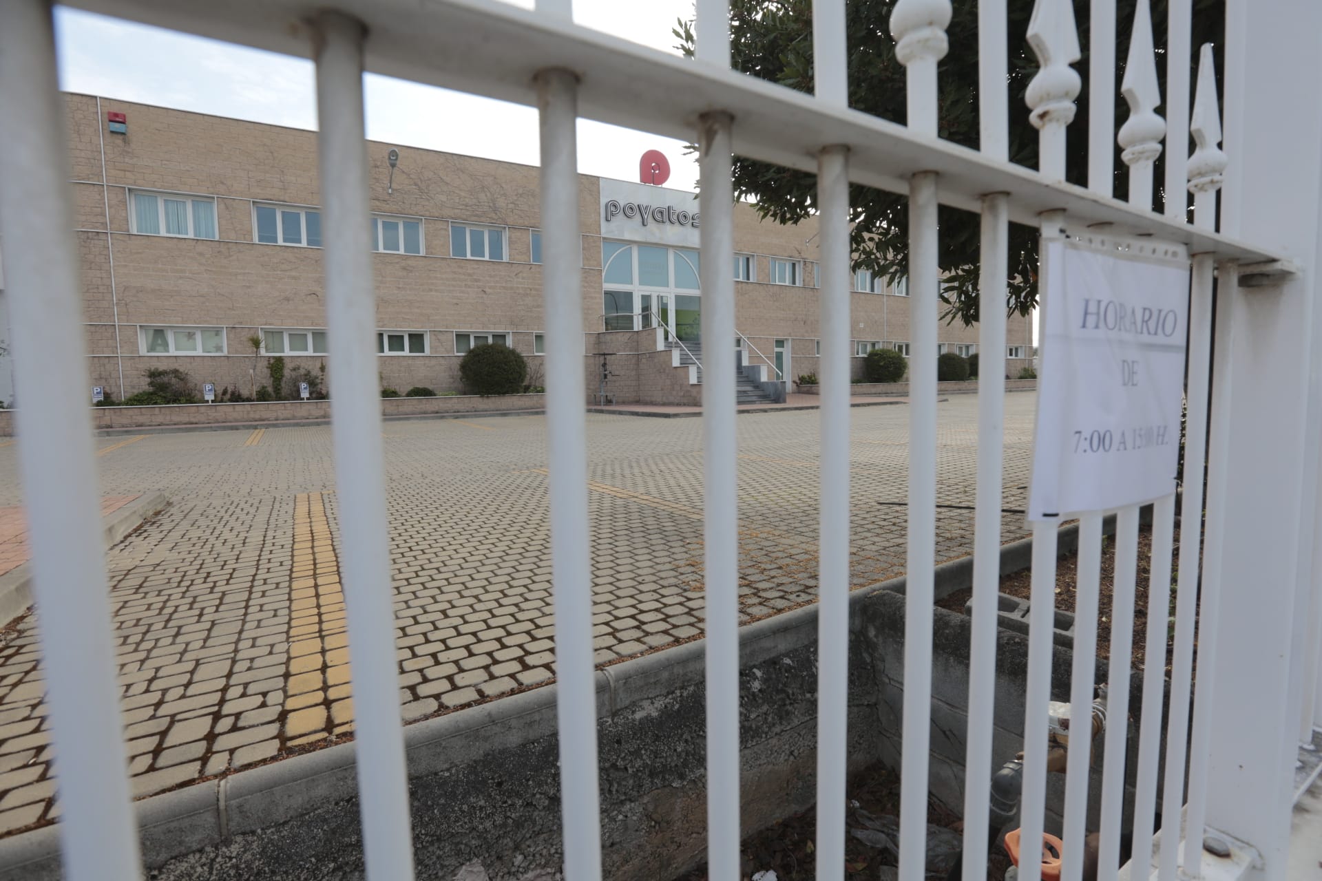 Tras las restricciones a profesionales no esenciales, la ciudad vive la primera jornada de un nuevo estado de alarma