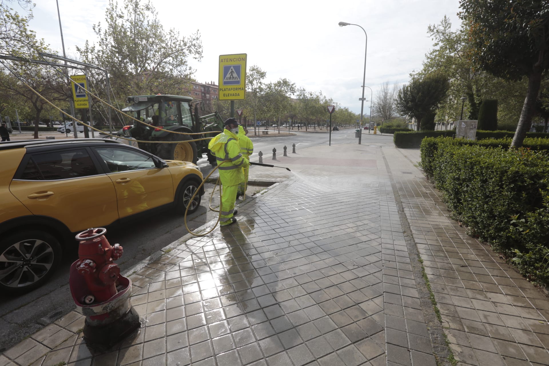 Tras las restricciones a profesionales no esenciales, la ciudad vive la primera jornada de un nuevo estado de alarma
