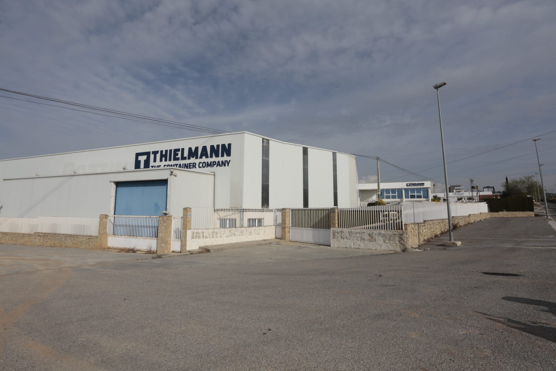 Tras las restricciones a profesionales no esenciales, la ciudad vive la primera jornada de un nuevo estado de alarma