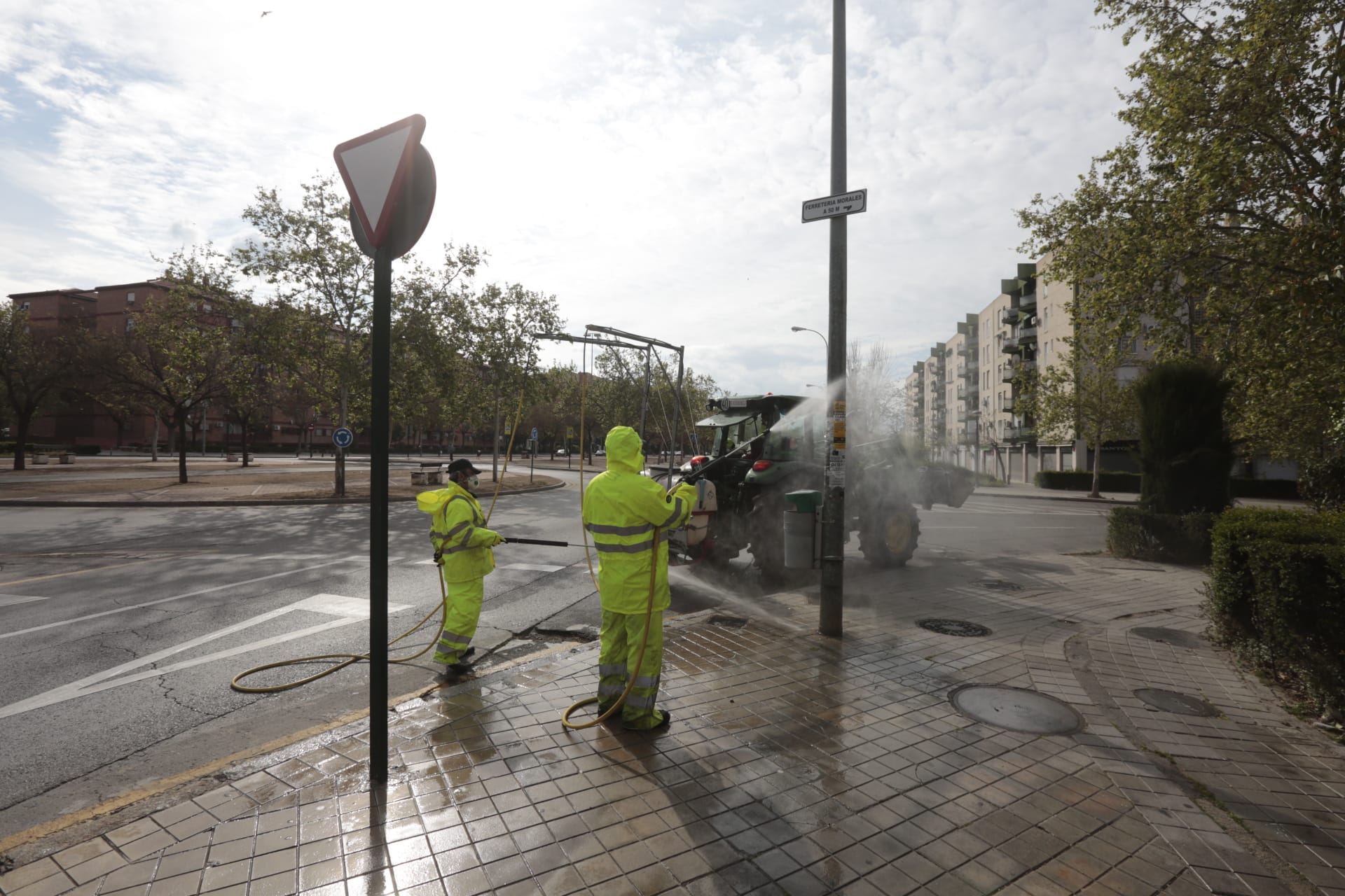Tras las restricciones a profesionales no esenciales, la ciudad vive la primera jornada de un nuevo estado de alarma