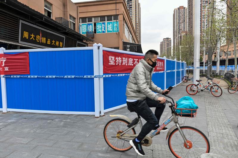 Ahora solo equipos de desinfección van y vienen por el mismo. Grandes bloques rojos impiden acercarse al vallado que a su vez protege las persianas metálicas del mercado cerradas a cal y canto, instando a los transeúntes a que pongan de su parte para luchar contra el coronavirus