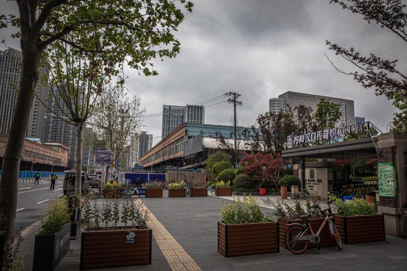 Ahora solo equipos de desinfección van y vienen por el mismo. Grandes bloques rojos impiden acercarse al vallado que a su vez protege las persianas metálicas del mercado cerradas a cal y canto, instando a los transeúntes a que pongan de su parte para luchar contra el coronavirus