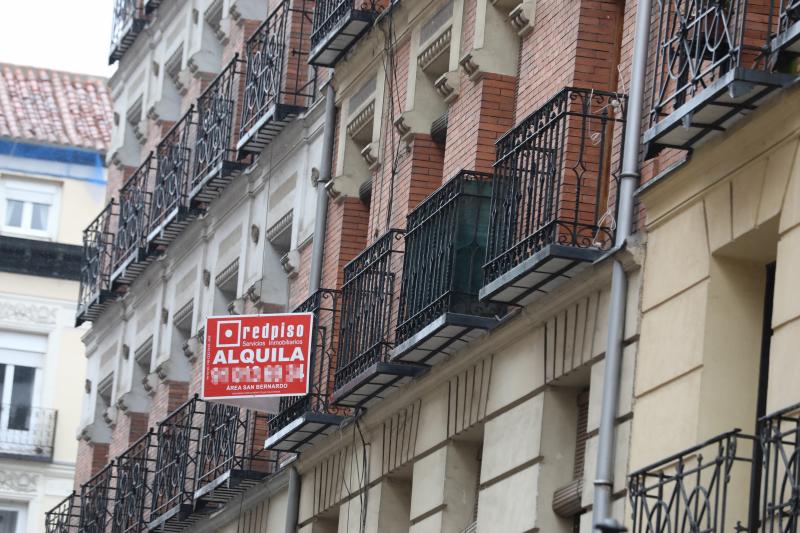 Cartel de se alquilar en una vivienda.