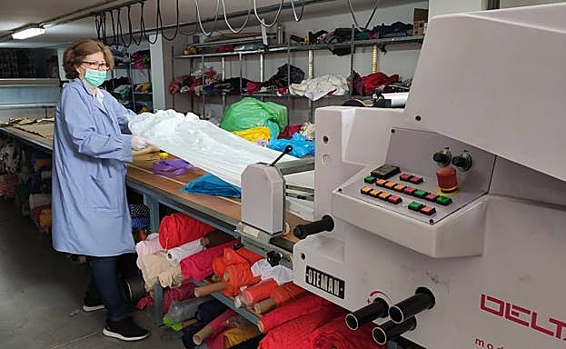 Rosa Peula hace el corte en su taller.