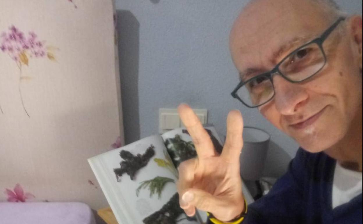 El primer alta del PTS posa desde su dormitorio para IDEAL. 