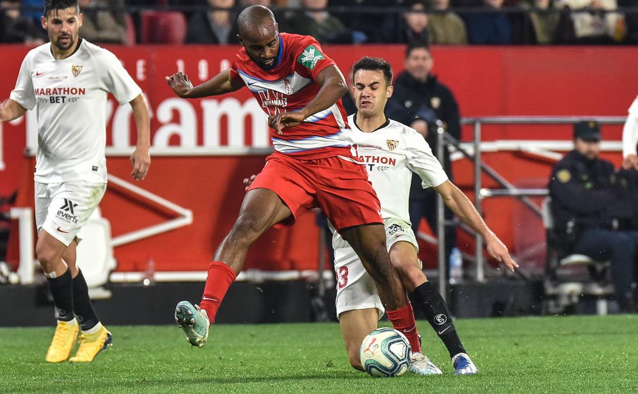Foulquier avanza con el balón en el Sánchez Pizjuán. 