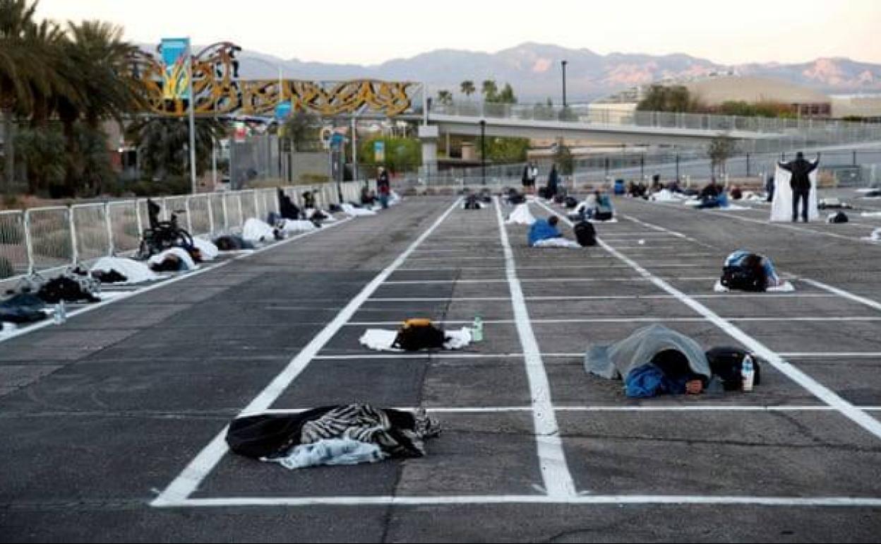 Coronavirus | Celdas en el suelo de un parking de Nevada para que los 'sintecho' duerman a distancia