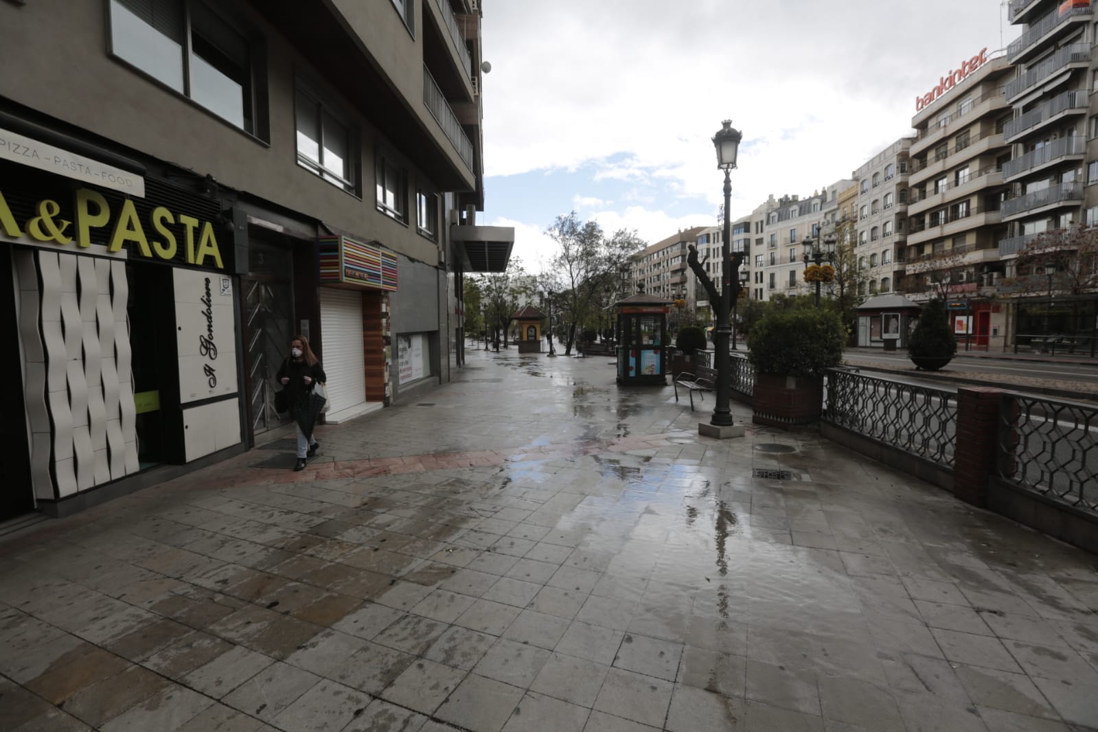 Las nuevas restricciones a la movilidad se hacen notar en las calles y plazas de la capital