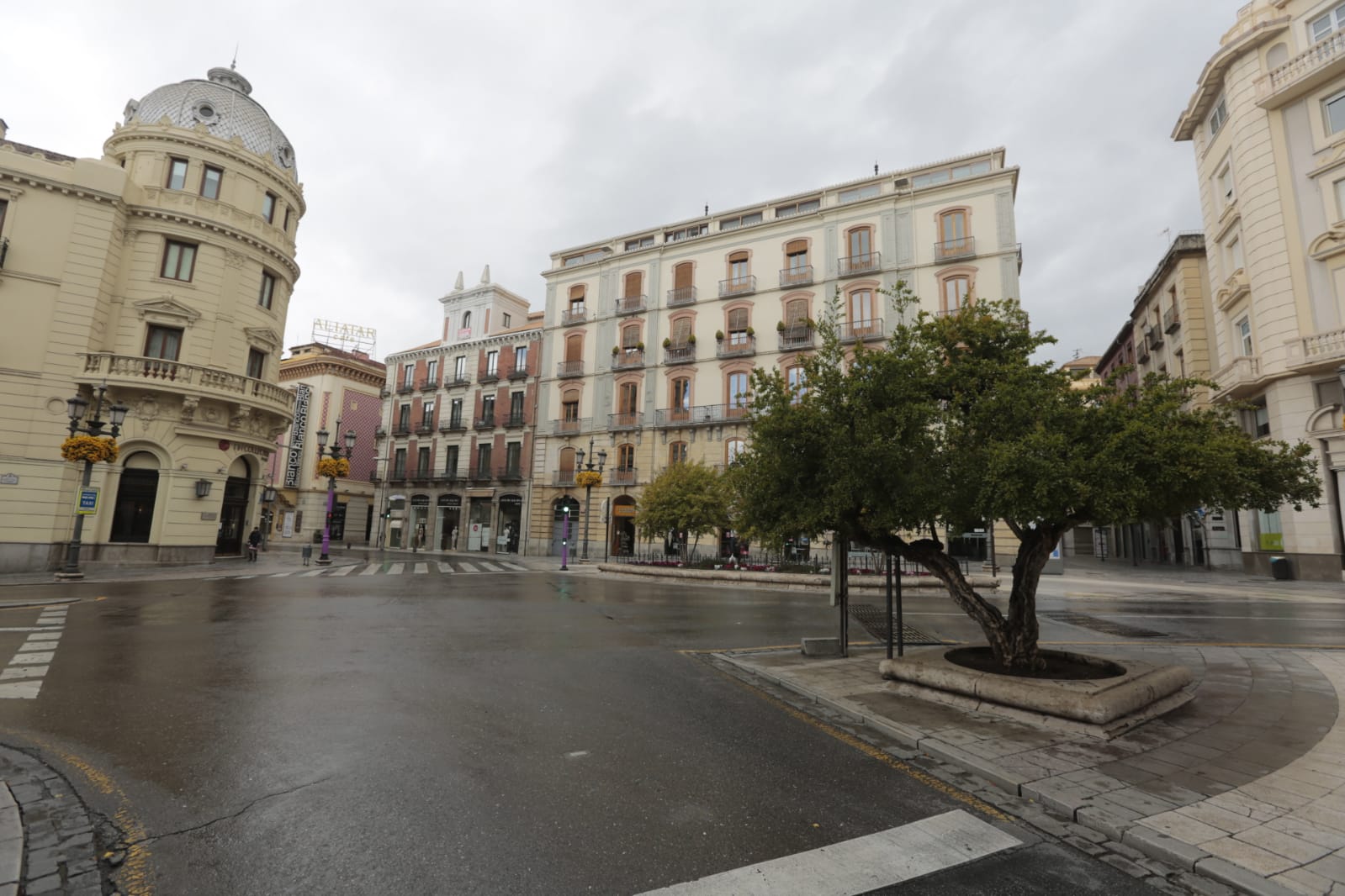 Las nuevas restricciones a la movilidad se hacen notar en las calles y plazas de la capital