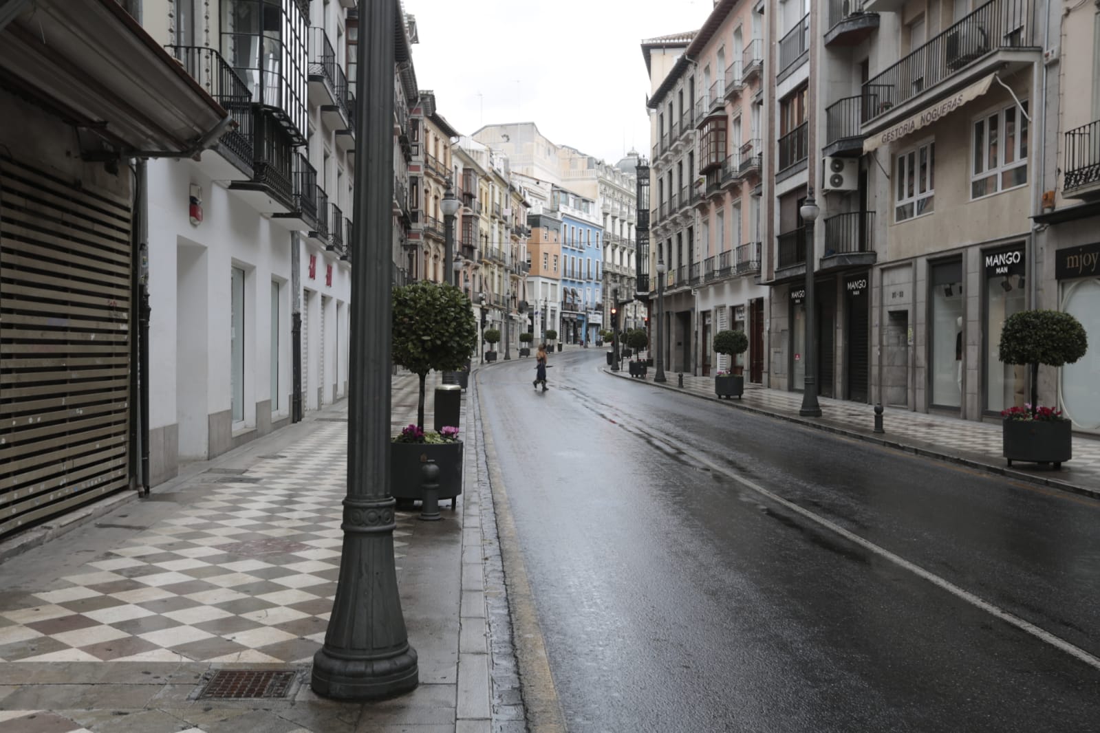 Las nuevas restricciones a la movilidad se hacen notar en las calles y plazas de la capital