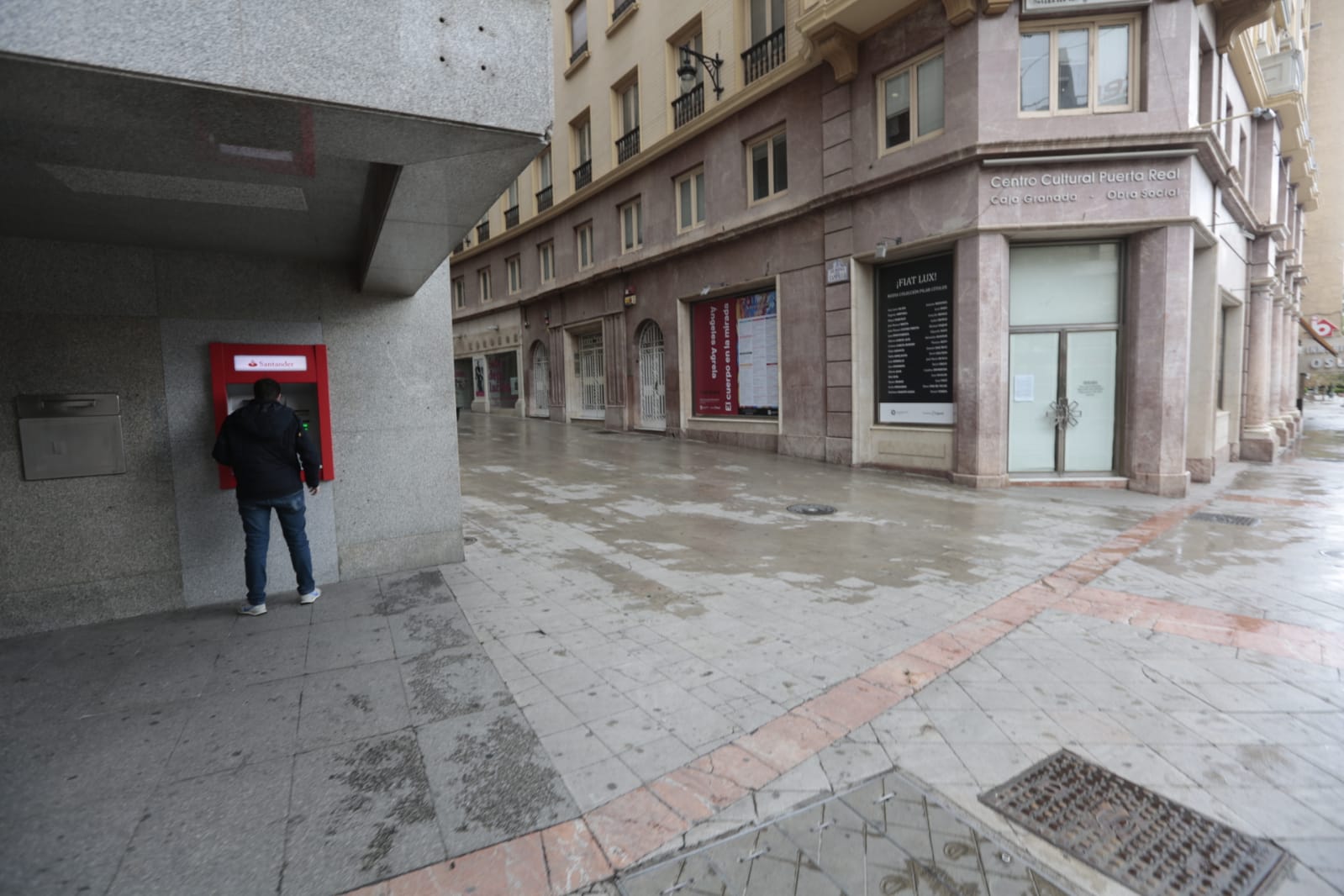 Las nuevas restricciones a la movilidad se hacen notar en las calles y plazas de la capital