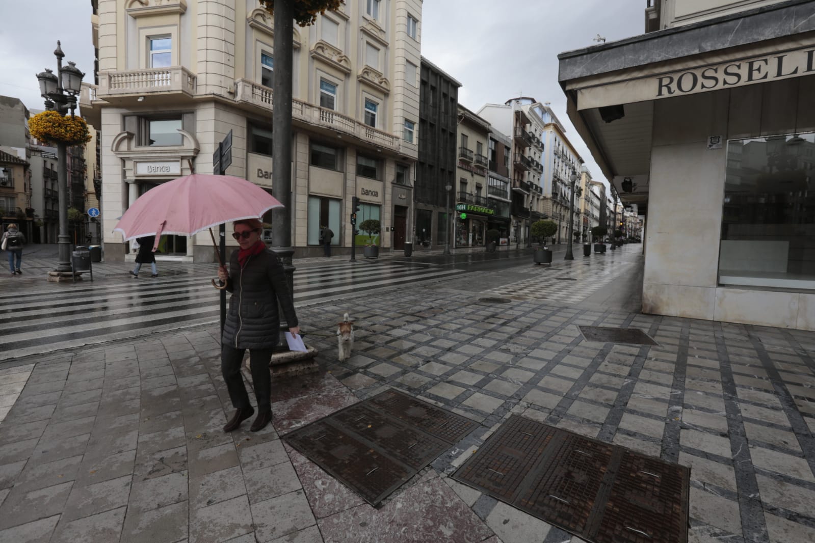 Las nuevas restricciones a la movilidad se hacen notar en las calles y plazas de la capital