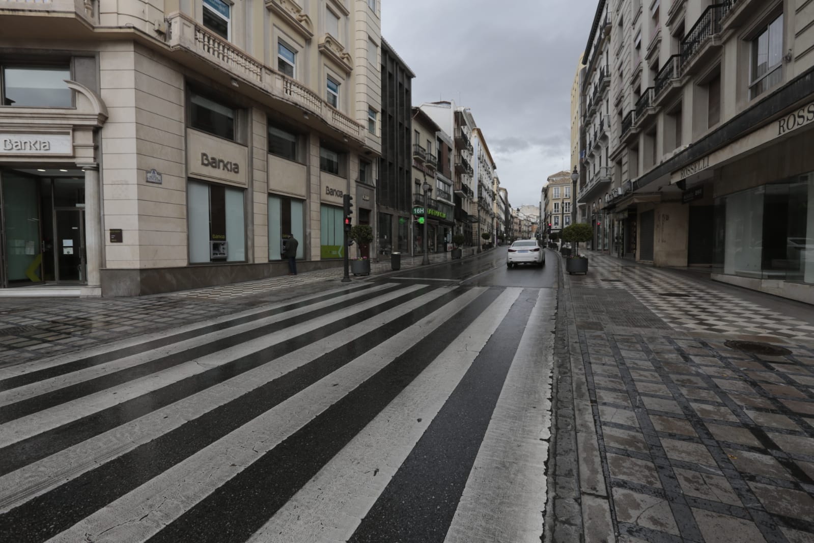 Las nuevas restricciones a la movilidad se hacen notar en las calles y plazas de la capital