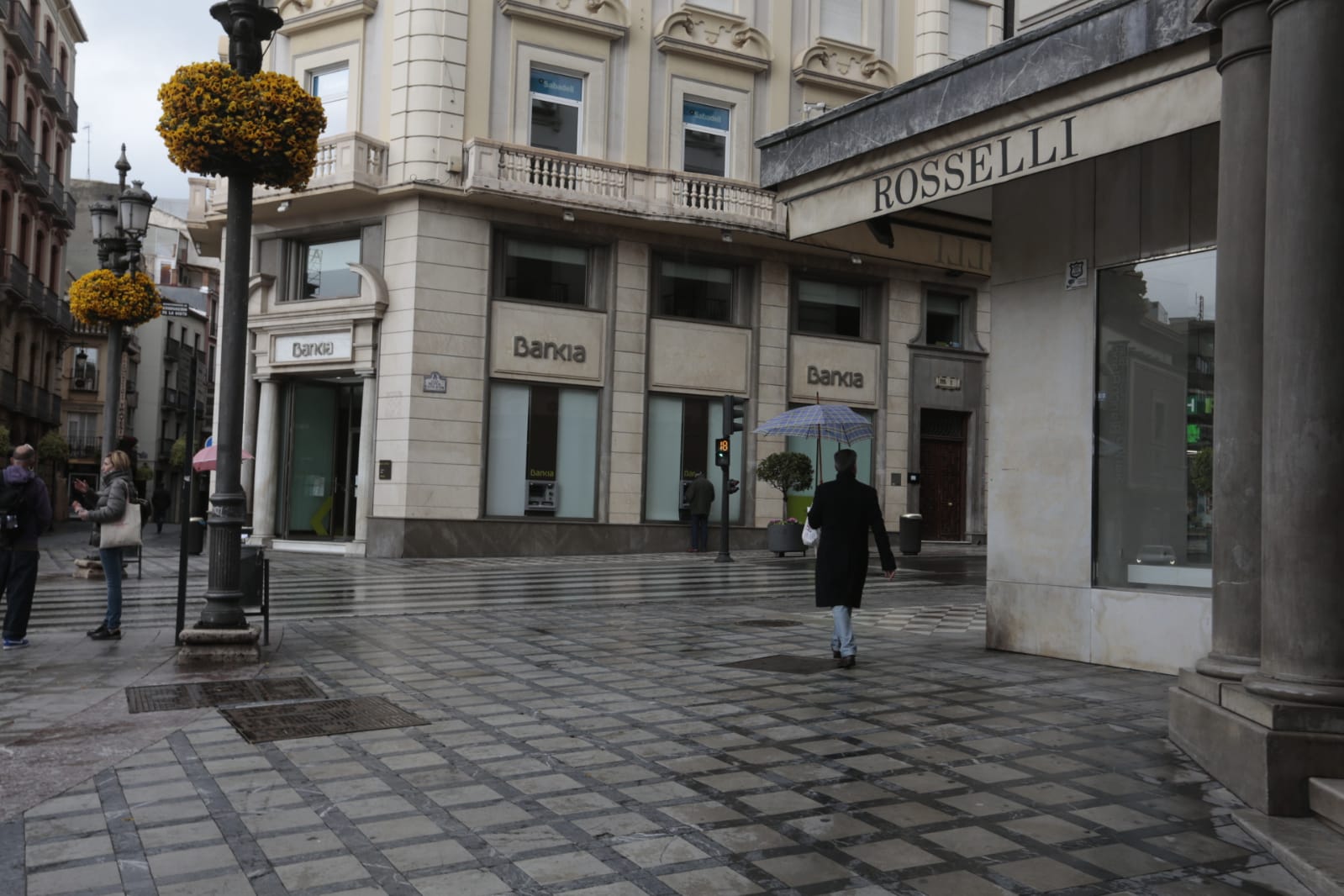 Las nuevas restricciones a la movilidad se hacen notar en las calles y plazas de la capital