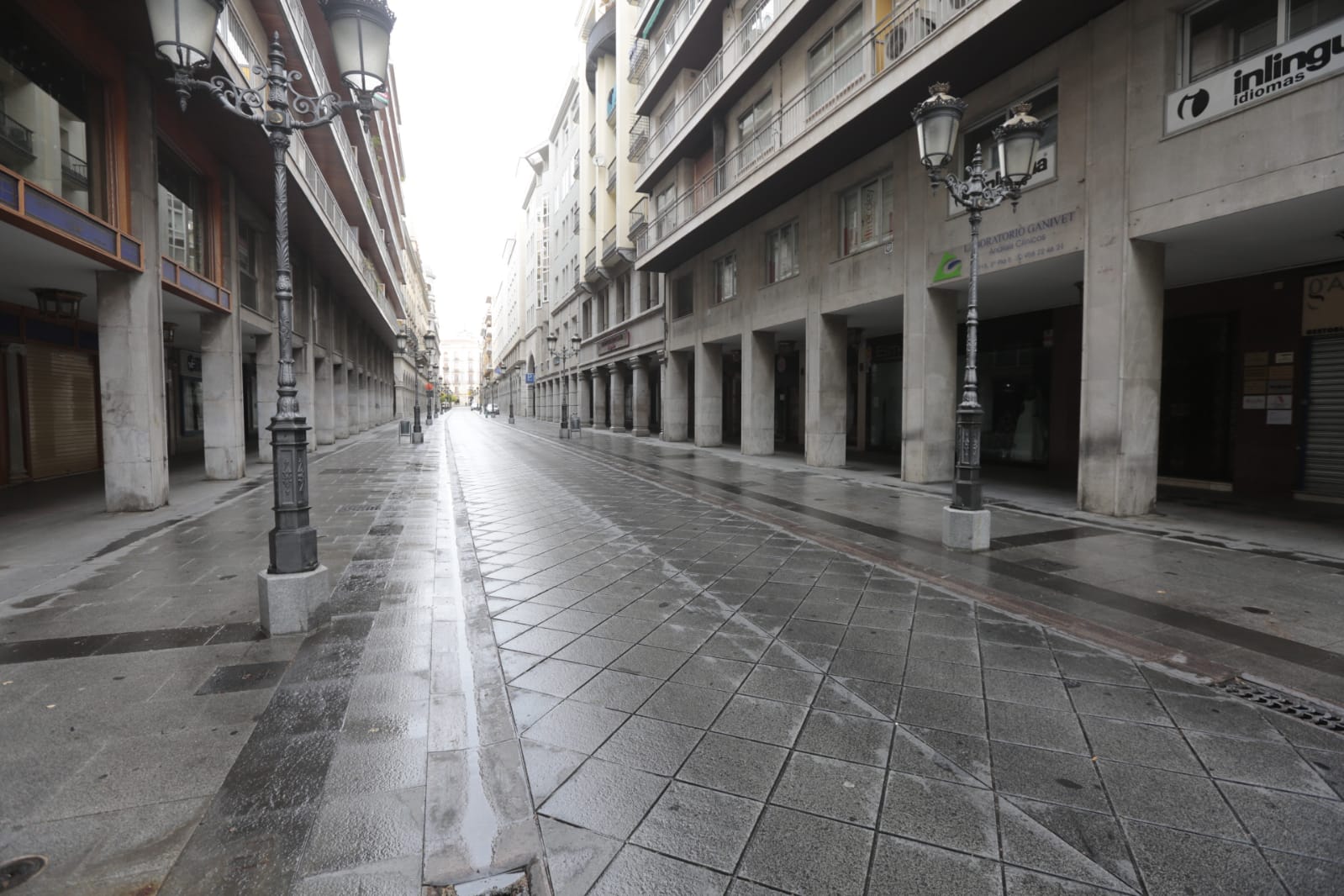 Las nuevas restricciones a la movilidad se hacen notar en las calles y plazas de la capital