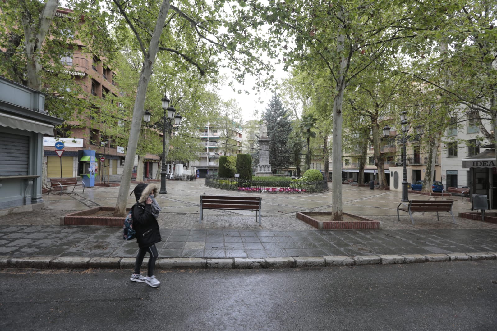 Las nuevas restricciones a la movilidad se hacen notar en las calles y plazas de la capital