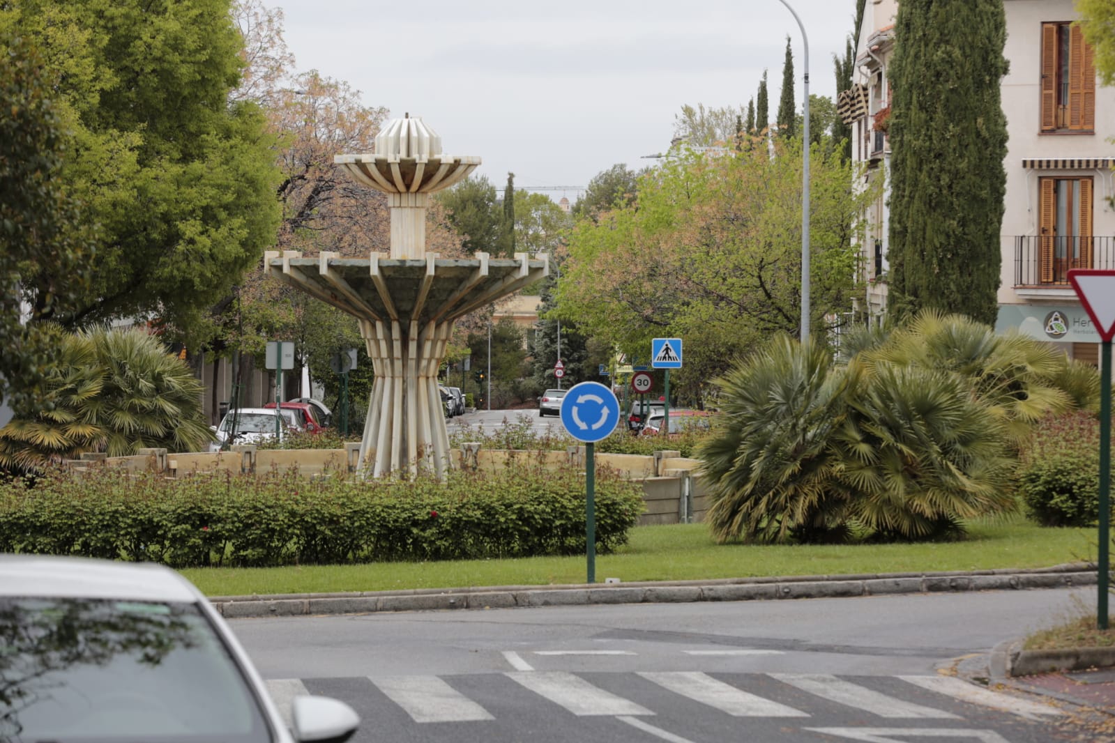 Las nuevas restricciones a la movilidad se hacen notar en las calles y plazas de la capital