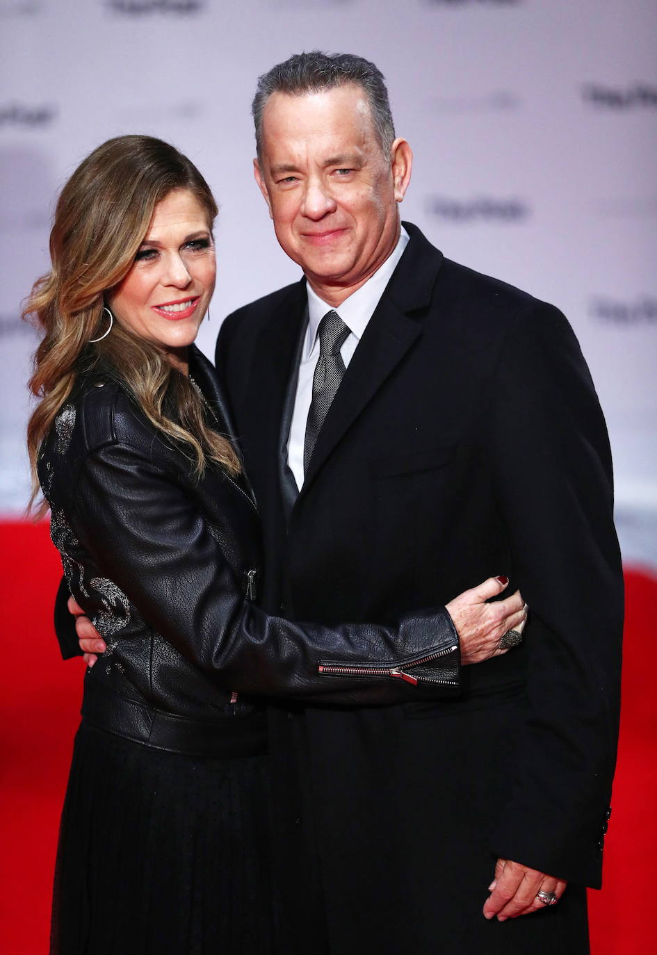 Tom Hanks y su mujer, Rita Wilson | El actor Tom Hanks ya ha sido dado de alta en el hospital australiano donde estaba aislado desde que la semana pasada diera positivo por el coronavirus, pero su esposa, Rita Wilson, sigue ingresada a día de hoy.