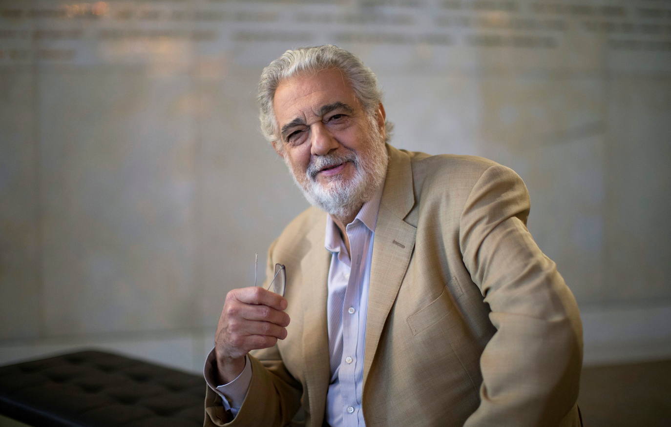 Plácido Domingo | «Siento que es mi obligación moral anunciar que he dado positivo al COVID-19, conocido también como el Corona Virus. Mi familia y yo estamos y seguiremos individualmente aislados por todo el tiempo que se considere necesario médicamente», ha anunciado el tenor en sus redes sociales. Tras hacerse la prueba debido a síntomas de tos y fiebre , Domingo ha aclarado que «goza de buena salud». 