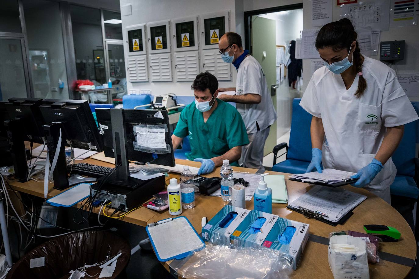 Sanitarios de la UCI del Virgen de las Nieves extreman las precauciones