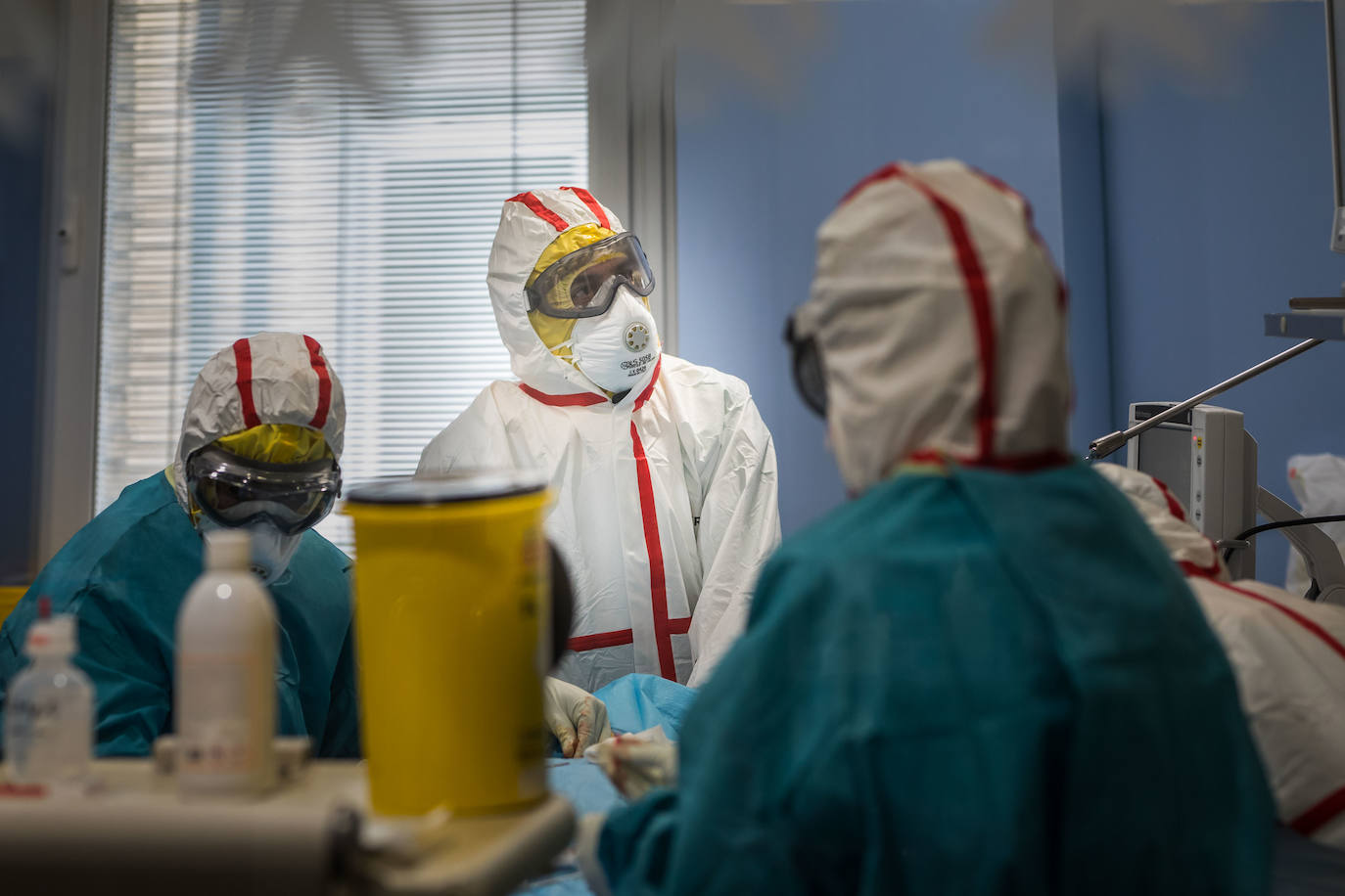 Sanitarios de la UCI del Virgen de las Nieves extreman las precauciones